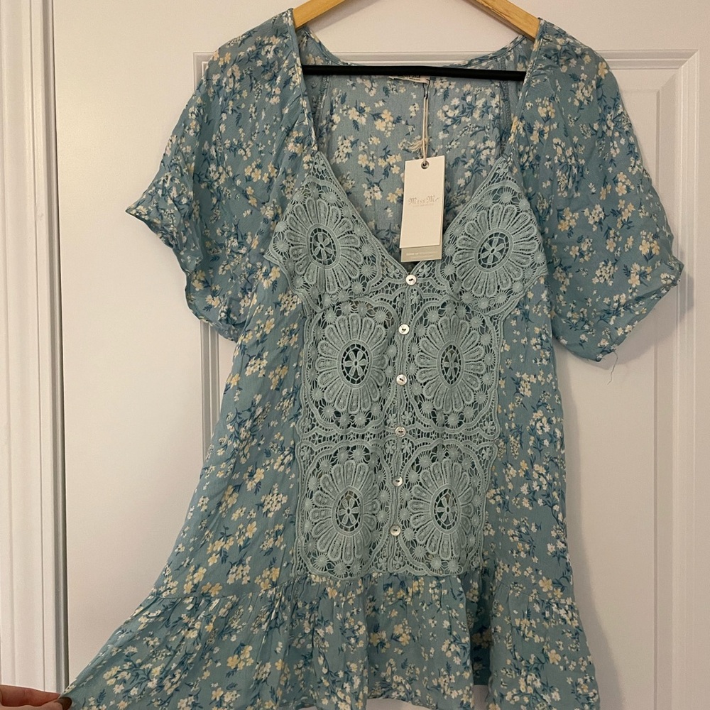 NWT Miss Me Buckle Blue Floral with crochet overlay flutter sleeve tunic blouse - Picture 7 of 9